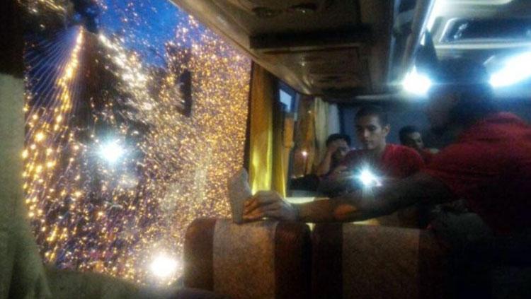 Kondisi Bus Semen Padang yang dilempari batu oleh oknum suporter Persegres Gresik United. Copyright: semenpadangfc.co.id