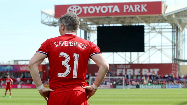 Bastian Schweinsteiger bisa saja jadi atlet ski.