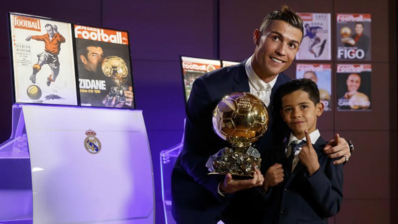 Cristiano Ronaldo Jr resmi direkrut raksasa Arab Saudi, Al Nassr, menyusul jejak sang ayah di mana ia akan mengenakan jersey no. 7 di skuad U-15 klub tersebut. - INDOSPORT