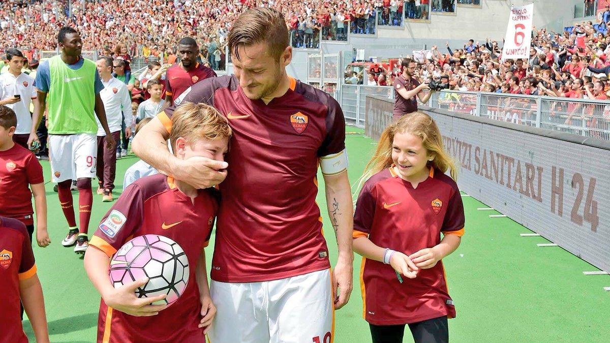 Farncesco Totti (tengah) bersama dengan putranya, Christian (kiri), serta putrinya Chanel. - INDOSPORT