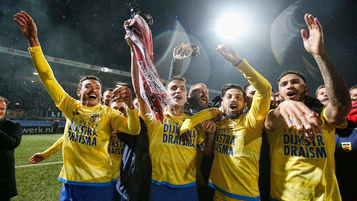 Stefano Lilipaly (kedua dari kanan) merayakan kemenangan SC Cambuur atas RKC Waalwijk. - INDOSPORT