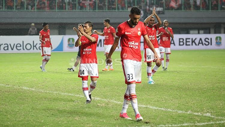 Para pemain Persija Jakarta memberikan apresiasi kepada para The Jakmania usai laga.