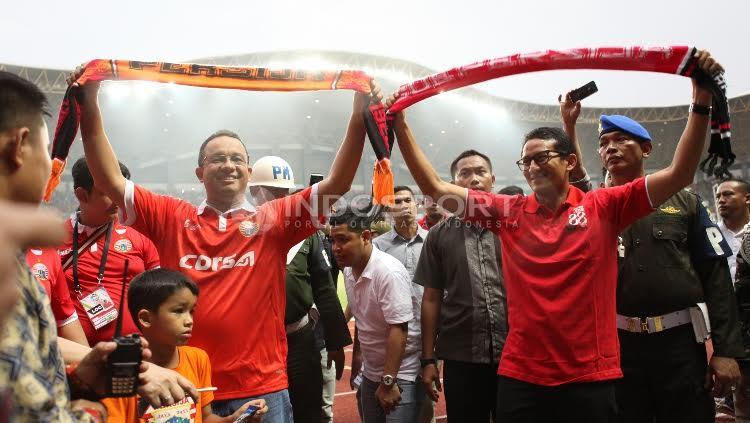 Anies Baswedan dan Sandiaga Uno ikut hadir menyaksikan laga Persija Jakarta.
