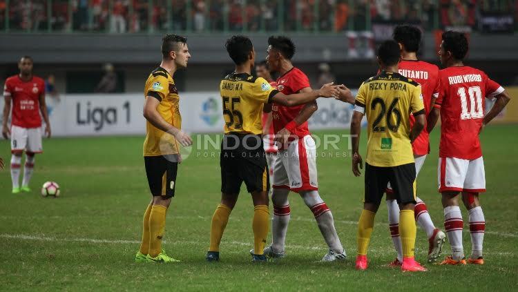 Duel keras tersaji di laga Persija Jakarta melawan Barito Putera.