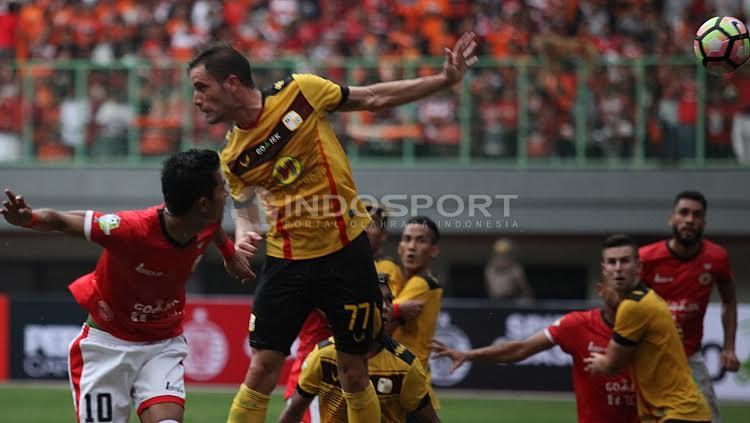 Duel keras tersaji di laga Persija Jakarta melawan Barito Putera.