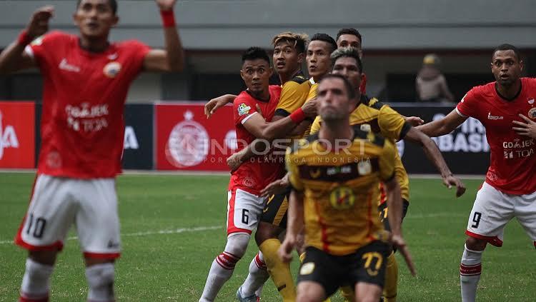 Para pemain Persija Jakarta dan Barito Putera saat berduel menyambut sepakan pojok.