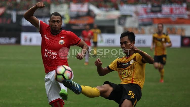 Pemain Barito Putera mencoba menghalau serangan Persija Jakarta.