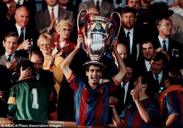 Pep Guardiola ketika mengangkat trofi Liga Champions tahun 1992 silam. Copyright: Dailymail.co.uk