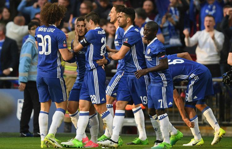 Para pemain Chelsea melakukan selebrasi dalam laga melawan Tottenham Hotspur di semifinal Piala FA. Copyright: Mike Hewitt/Getty Images