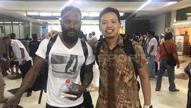 Gabriel Budi Limonto saat menjeput Didier Zokora di Bandara. Copyright: Taufik Hidayat/INDOSPORT