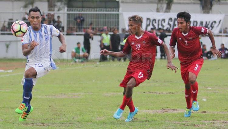 Salah satu pemain PSIS Semarang tengah mengejar bola dan diiringi dua pemain Persipur Purwodadi. Copyright: Ghozi El Fitra/INDOSPORT