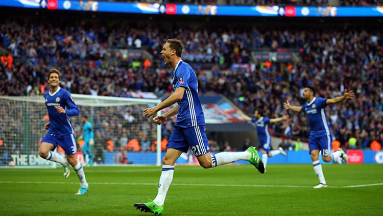 Matic cetak gol berkelas ke gawang Tottenham Hotspur di laga semifinal Piala FA. Copyright: Catherine Ivill - AMA/Getty Images