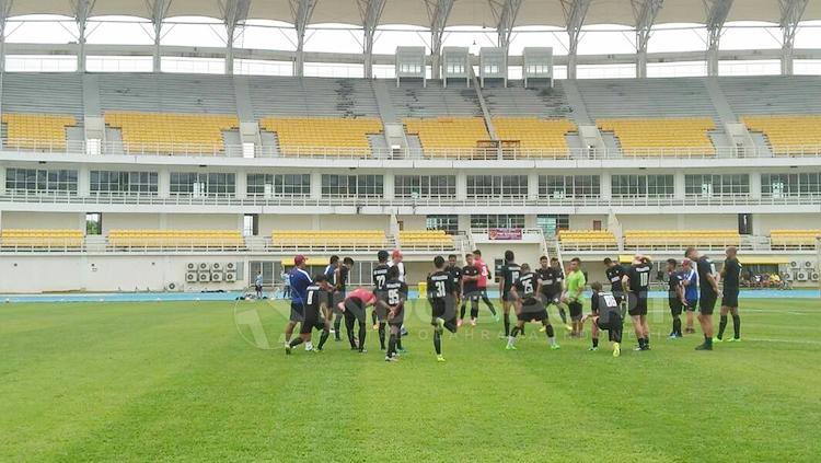 PSM Makassar jalani latihan di Stadion Aji Imbut. Copyright: Muhammad Basri/INDOSPORT