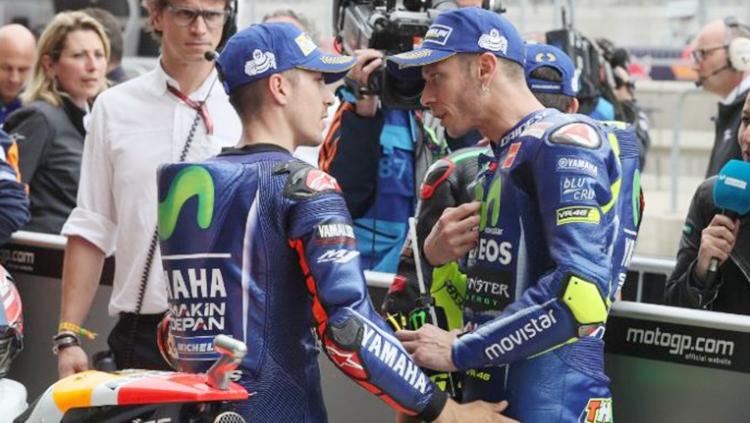 Maverick Vinales (kanan) tengah berbicara dengan Valentino Rossi. - INDOSPORT