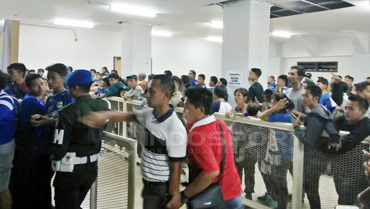 Bobotoh penuhi area media center Stadion Pakansari, Bogor. Copyright: Zainal Hasan/INDOSPORT