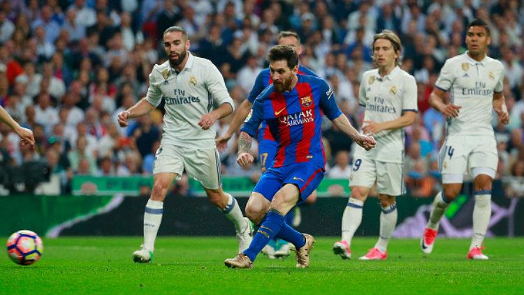 Lionel Messi mencetak gol ke gawang Keylor Navas setelah mengelabui 2 bek Real Madrid. Copyright: Gonzalo Arroyo Moreno/Getty Images