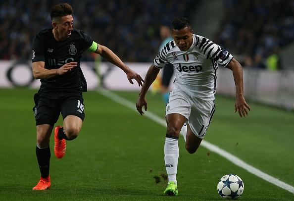 Alex Sandro saat berduel dengan Herrera di laga tandang melawan Porto. Copyright: Getty Images