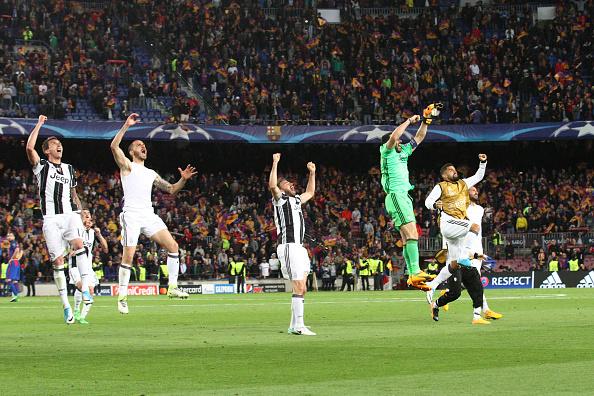 Juventus melakukan selebrasi kelolosan mereka pasca menyingkirkan Barcelona di Camp Nou. Copyright: Getty Images