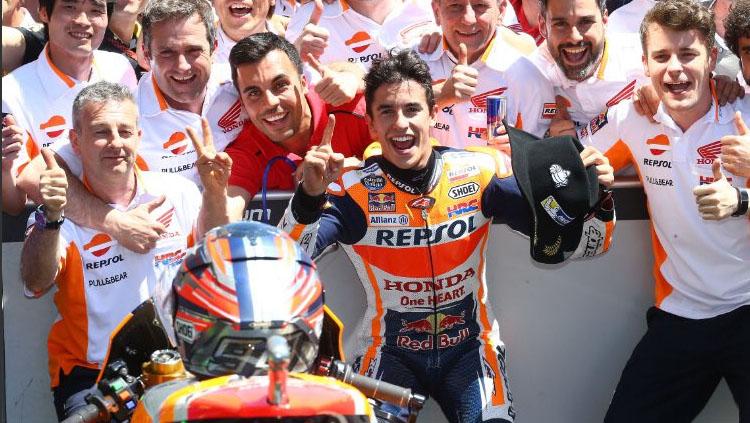 Pembalap Repsol Honda, Marc Marquez merayakan kemenangannya di Amerika.