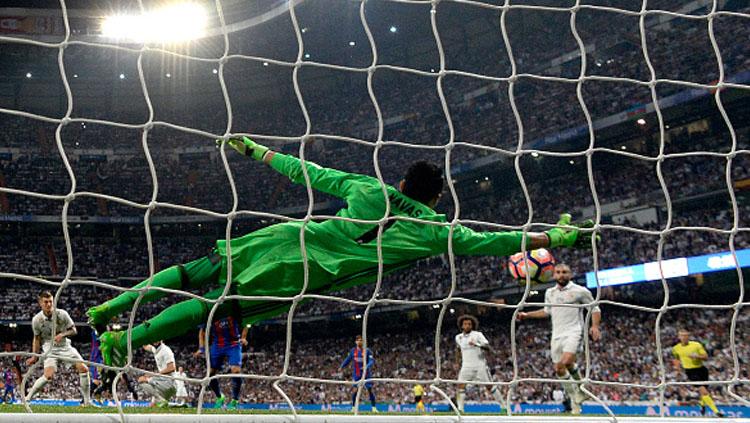 Aksi penyelamatan Keylor Navas tendangan dari Lionel Messi. Copyright: GERARD JULIEN/AFP/Getty Images