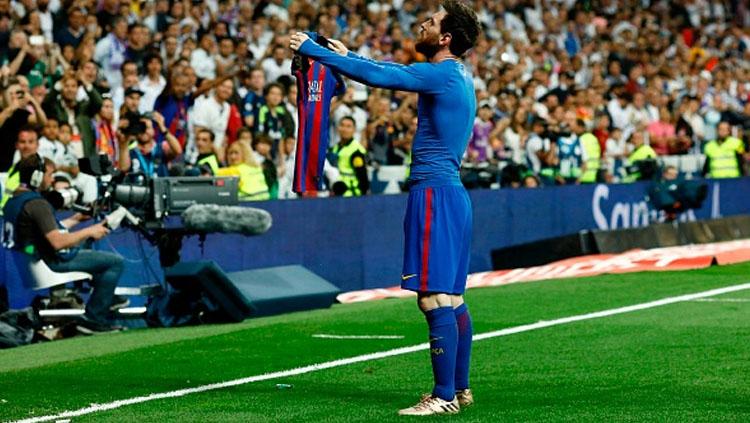 Aksi Lionel Messi saat melakukan selebrasi di hadapan fans Real Madrid. Copyright: OSCAR DEL POZO/AFP/Getty Images