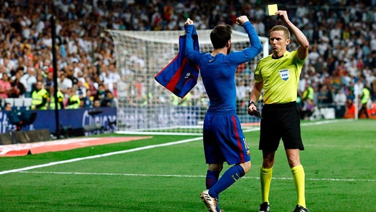Lionel Messi mendapat kartu kuning usai melakukan selebrasi.