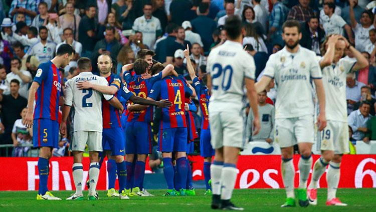 Pemain Barcelona merayakan kemenangan sedangkan pemain Real Madrid terlihat sedih.