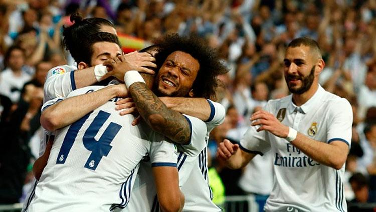 Para pemain Real Madrid melakukan selebrasi setelah Casemiro mencetak gol.