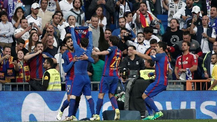 Aksi selebrasi pemain Barcelona setelah Lionel Messi cetak gol di menit-menit akhir.