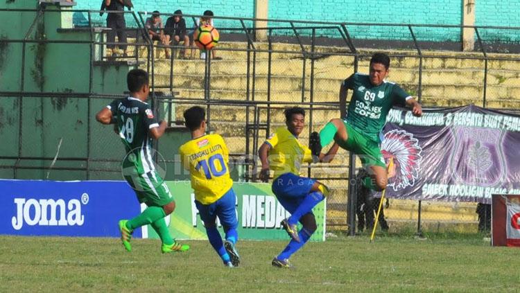 Pemain PSMS berebut bola dengan pemain Kepri Jaya dalam laga perdana Liga 2 di Stadion Teladan Medan, Minggu (23/04/2017). Copyright: Kesuma Ramadhan/INDOSPORT