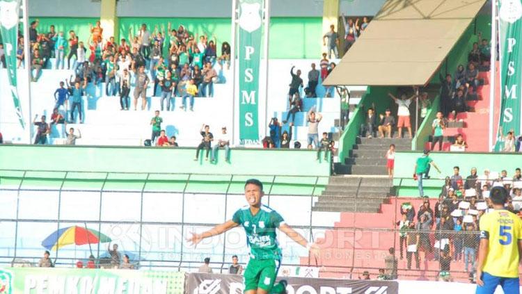 Pemain PSMS, Dimas Drajad usai mencetak gol ke gawang Kepri. Copyright: Kesuma Ramadhan/INDOSPORT
