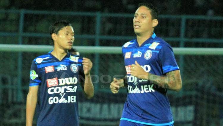 Marquee Player Arema FC, Juan Pablo Pino (kanan). Copyright: Ian Setiawan/INDOSPORT
