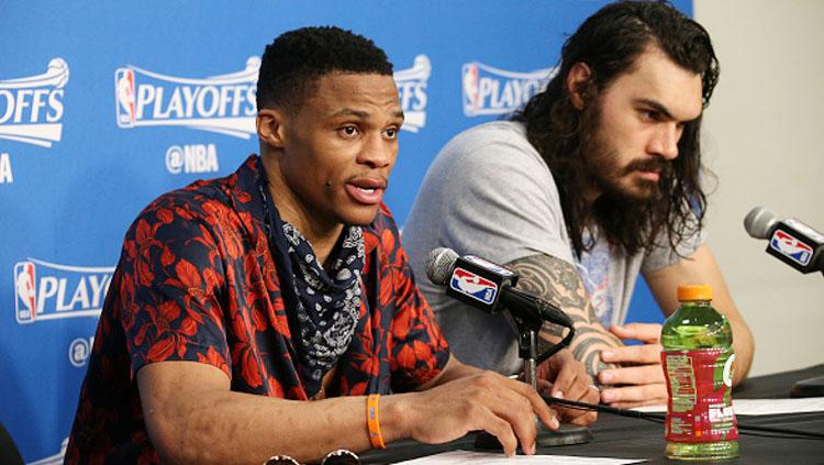 Russell%20Westbrook%20dan%20Steven%20Adams%20saat%20memberikan%20keterangan%20dalam%20konferensi%20pers.