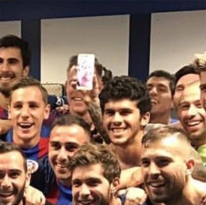 Skuat Barcelona merayakan kemenangan 3-2 atas Real Madrid di El Clasico. Copyright: bongda.com.vn