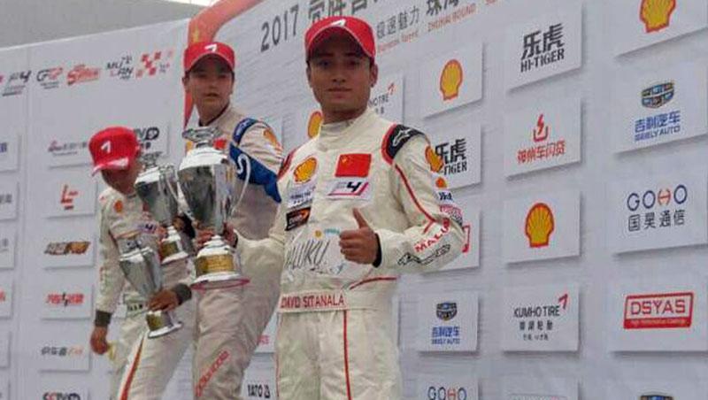 David%20Sitanala%20saat%20meraih%20podium%20ketiga%20di%20seri%20pertama%20Formula%204%202017.