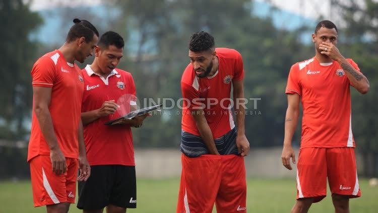 Asisten pelatih Jan Saragih memberikan instruksi kepada tiga pemain asal Brasil.