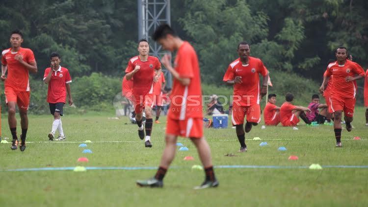 Para pemain Persija sedang jalani sesi latihan berat di Lapangan Sutasoma, Halim Perdanakusuma.