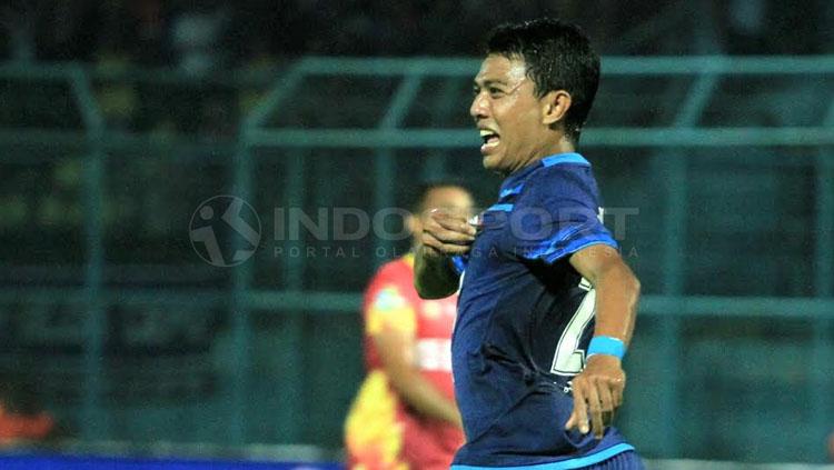 selebrasi gol Dedik Setiawan ke gawang Bhayangkara FC. Copyright: Ian Setiawan/INDOSPORT