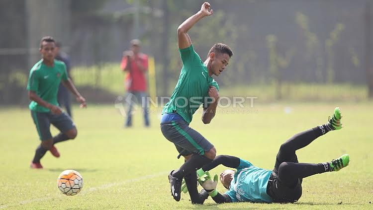 Kiper Persita Tangerang menggagalkan aksi salah satu pemain Timnas dalam laga uji coba.