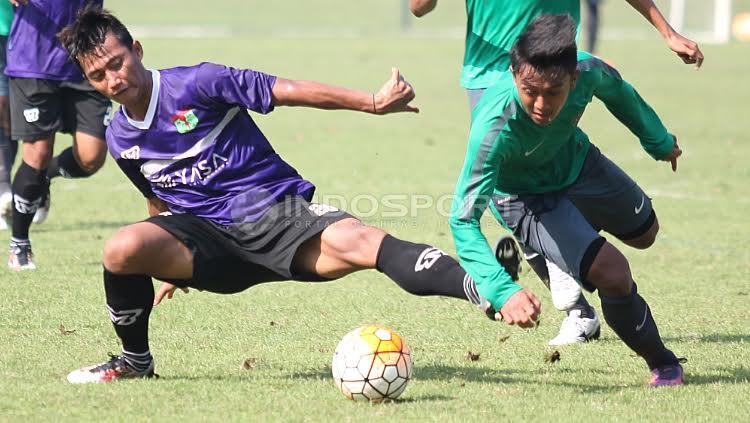 Febri Haryadi tengah membawa bola dan diadang pemain Persita Tangerang.
