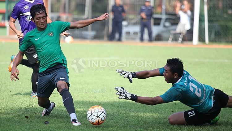 Pemain Timnas U-22 tengah membawa bola hingga ke depan kiper Persita Tangerang.
