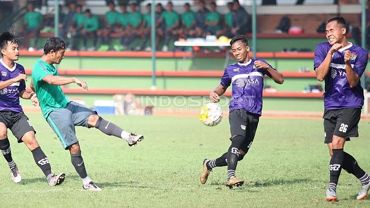 Penggawa Timnas U-22 tengah mengeksekusi bola ke arah gawang Persita dalam laga uji coba. Copyright: Herry Ibrahim/INDOSPORT