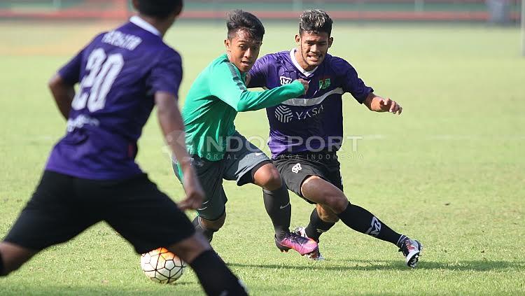 Febri Haryadi mendapat kawalan ketat dari kedua pemain Persita Tengerang.