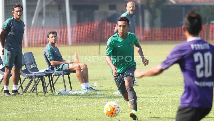 Pemain Timnas U-22 tengah membawa bola saat laga uji coba melawan Persita Tangerang.