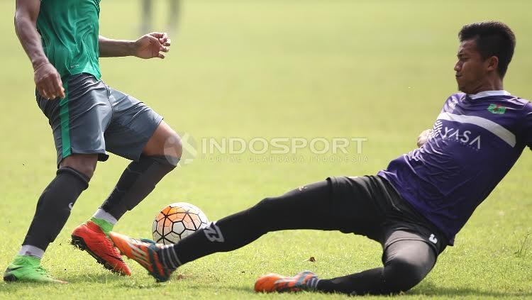 Pemain Persita Tangerang tampak menjegal kaki pemain Timnas U-22.