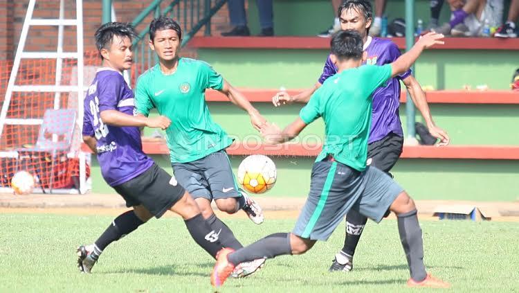 Dua pemain Timnas U-22 dan dua pemain Persita Tangerang berusaha merebut bola.