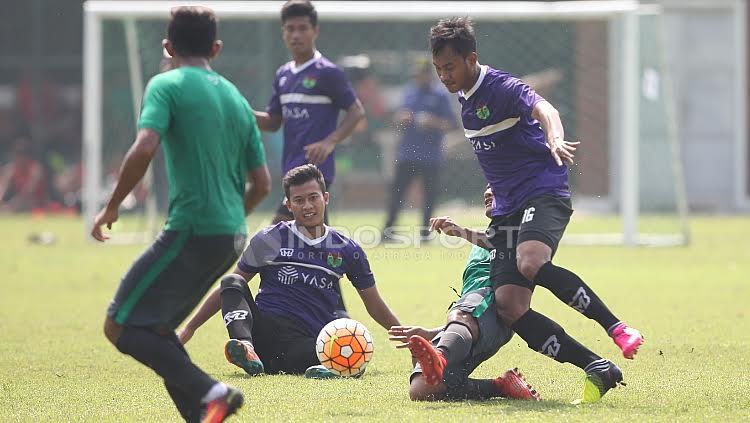 Pemain Persita Tangerang tampak tangguh setelah salah satu pemain Timnas terjatuh. Copyright: Herry Ibrahim/INDOSPORT