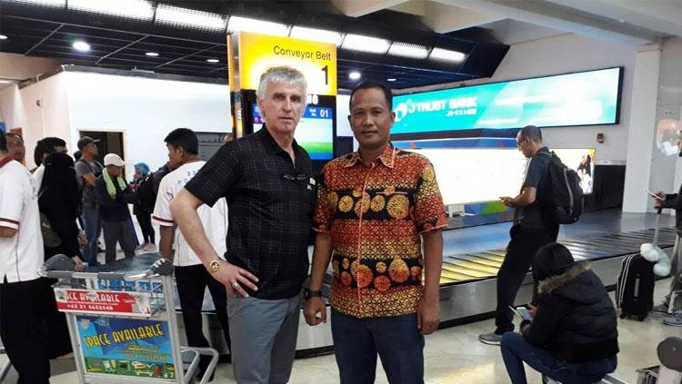 Mantan pelatih Timnas Indonesia, Ivan Kolev disambut manajer PS TNI, Letkol CPM, Zaenul Arifin. Copyright: Zainal Hasan/INDOSPORT