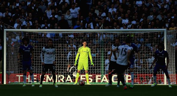 Kiper Chelsea, Thibaut Courtois (tengah) dalam pertandingan melawan Tottenham Hotspur. Copyright: Richard Heathcote/Getty Images