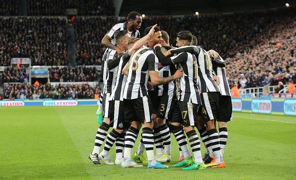 Selebrasi para pemain Newcaslte United setelah memastikan diri promosi ke Liga Primer Inggris 2017/18. Copyright: Ian Horrocks/Getty Images